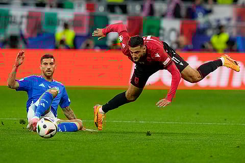Armando Broja and Lorenzo Pellegrini fight for the ball